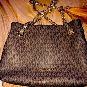 Selling my Michael Kors Jet Set Brown Monogram